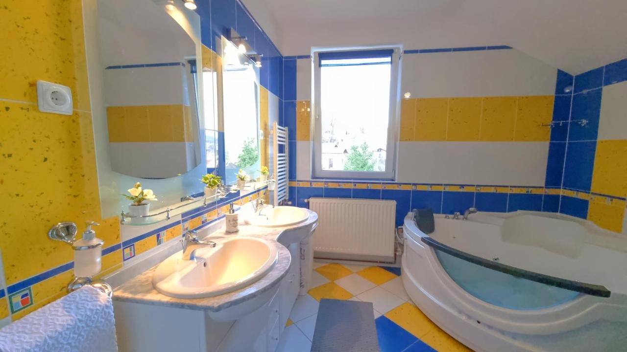 Marble Villa: Luxury Estate - Central But Intimate シナヤ エクステリア 写真